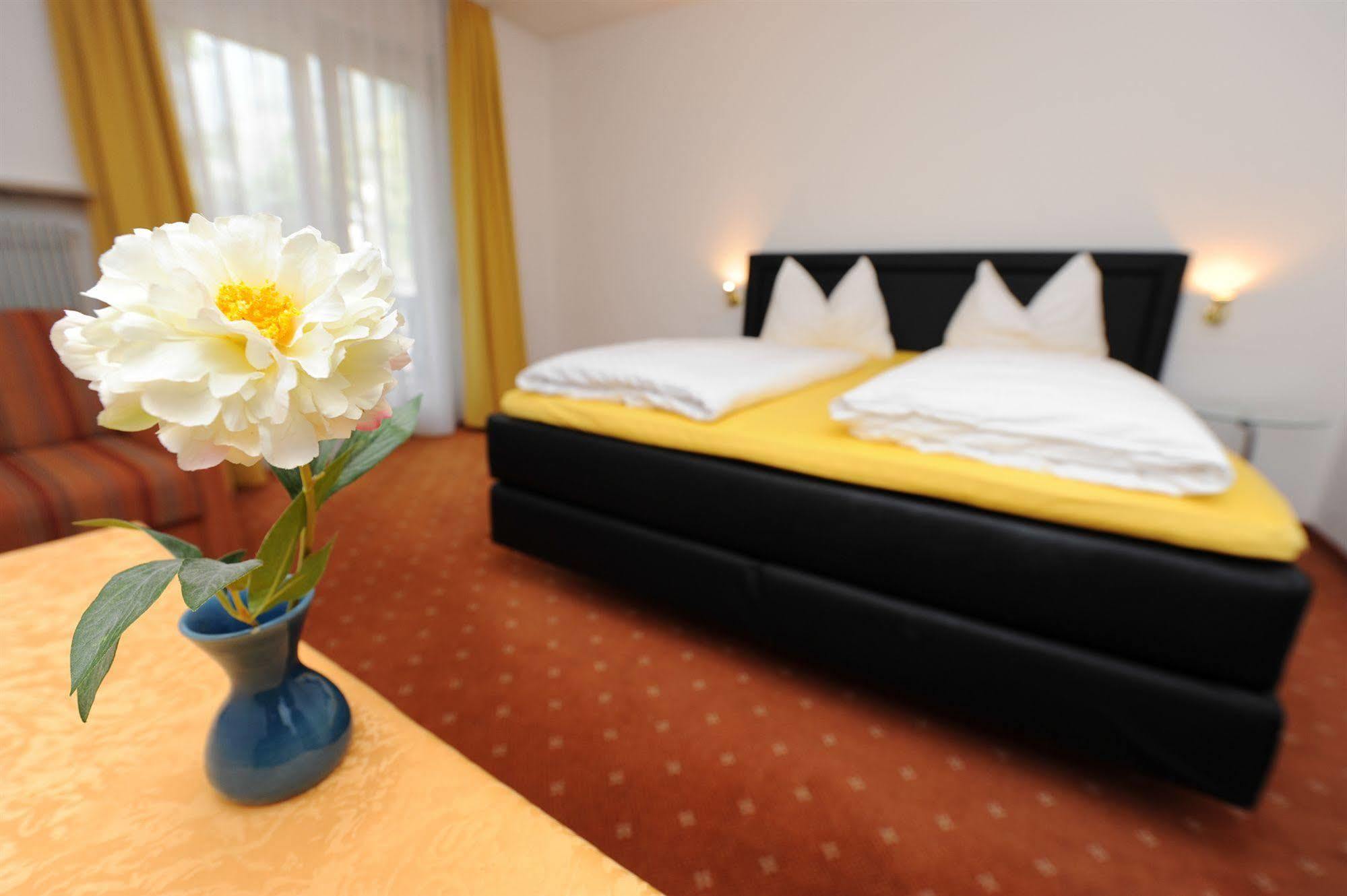Hotel Pension Schweitzer Silandro Dış mekan fotoğraf